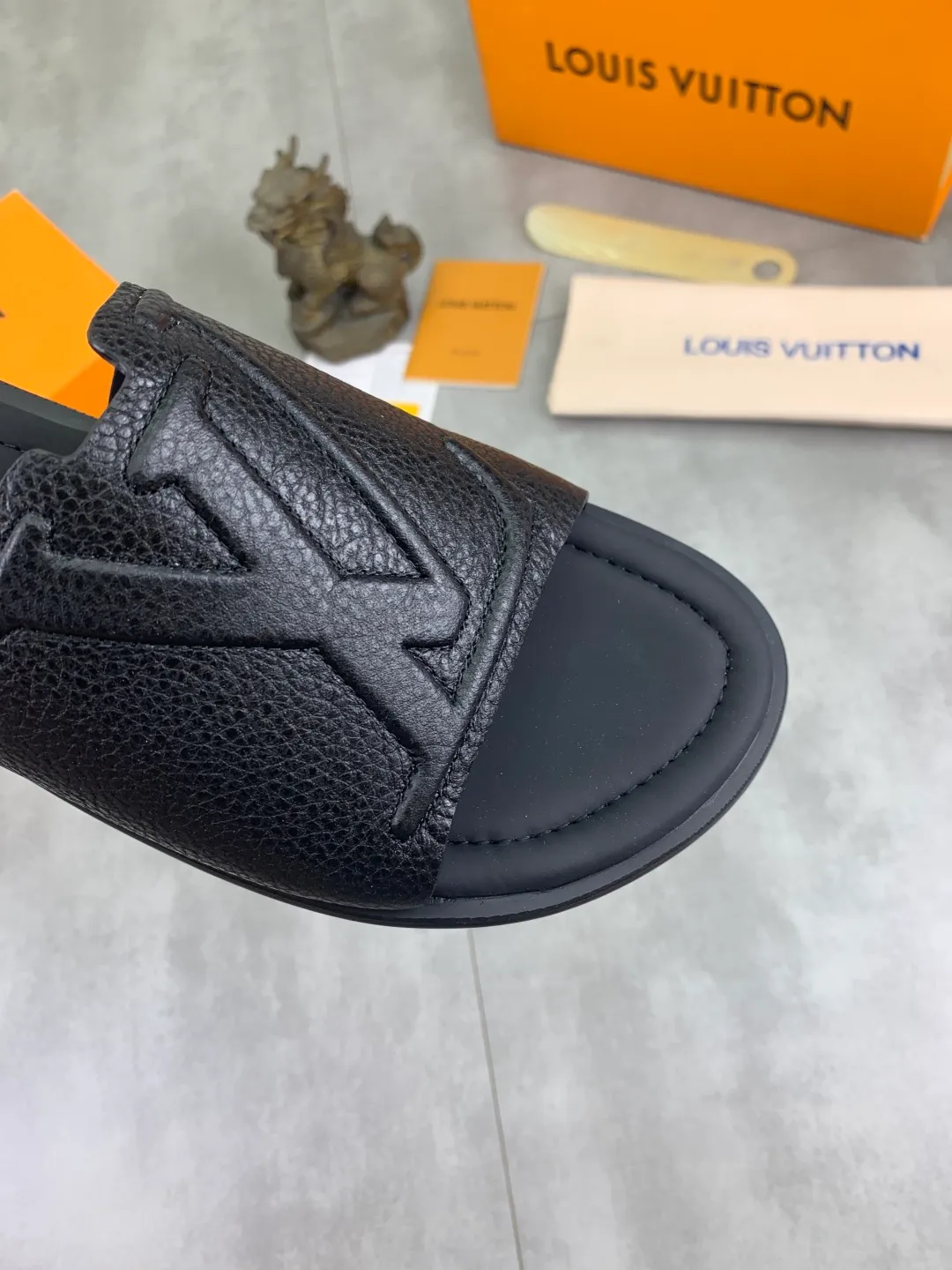 Men's shoes 💰P340 💰【New style】🆘 High quality 【LOUIS VUITTON】The popular Louis Vuitton LV men's slippers on the official website are on sale simultaneously! Original pebbled calfskin fabric imported from Italy. Original factory special supply. Size: 38-46. 4️⃣ colors available.